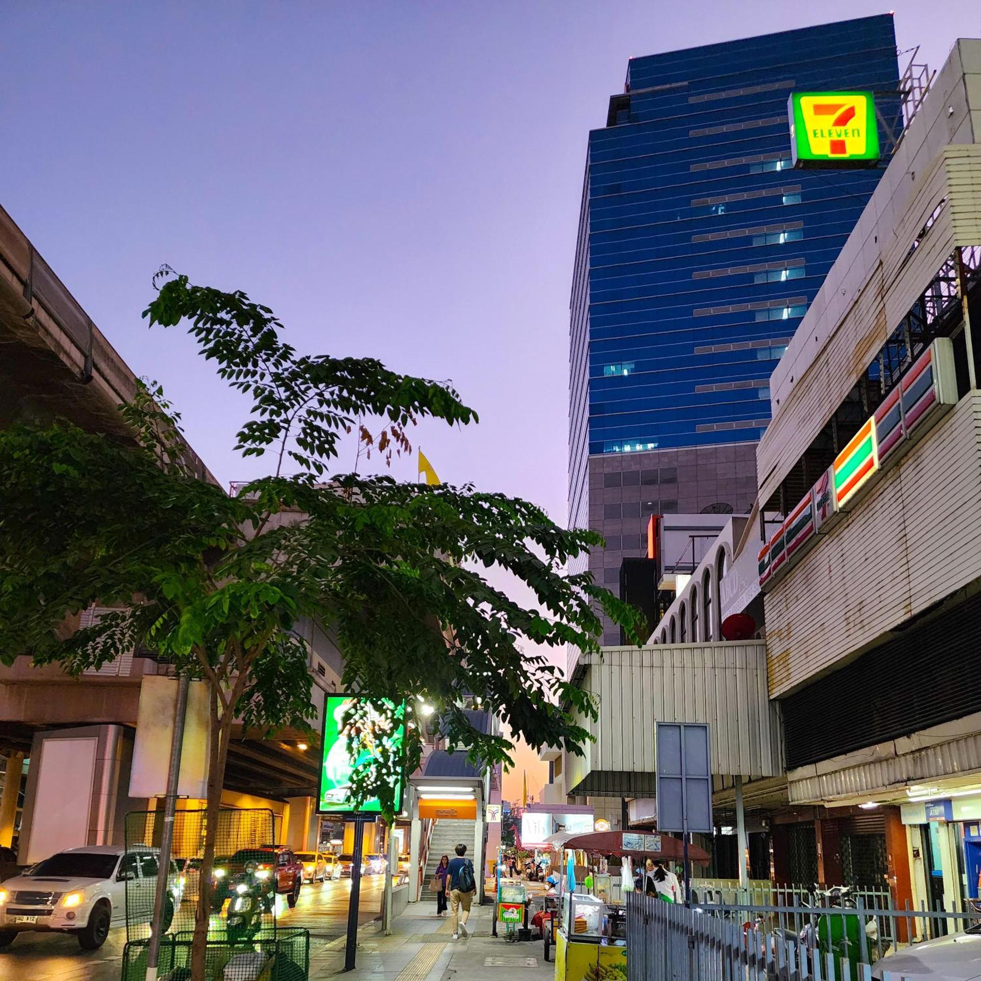 Vic 3 Bangkok Hotel Exterior foto
